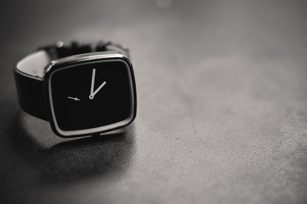 Prise de vue en échelle de gris d'une montre noire