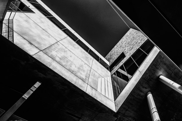 Prise de vue en faible angle de gris d'un bâtiment avec un design cool