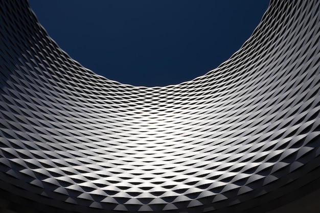 Prise de vue à faible angle d'un mur en forme de courbe avec un design moderne