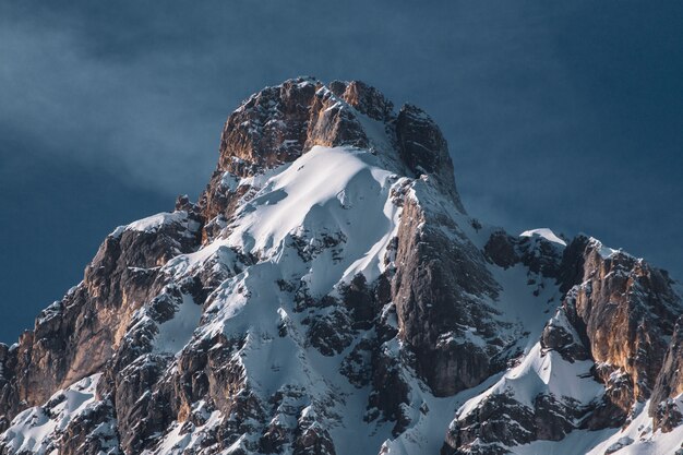 Prise de vue à faible angle d'une partie d'une chaîne de montagnes et un ciel bleu en hiver