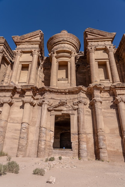 Prise de vue à faible angle de la Petra Uum en Jordanie pendant la journée