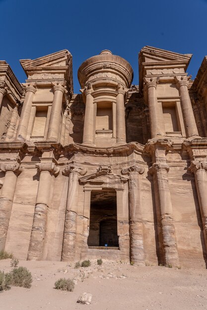 Prise de vue à faible angle de la Petra Uum en Jordanie pendant la journée