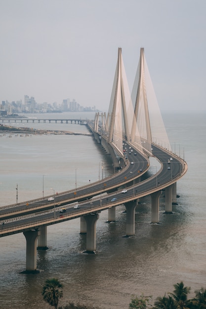 Prise de vue en grand angle de Bandra Worli sealink à Mumbai enveloppé de brouillard