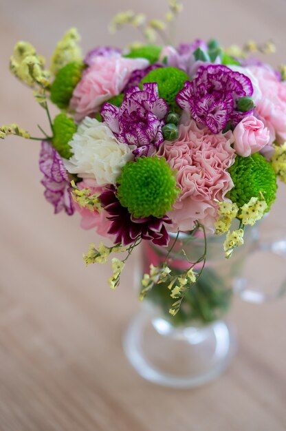 Prise de vue en grand angle d'un beau bouquet de fleurs dans un verre