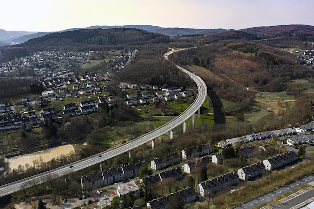 Prise de vue en grand angle d'une belle ville entourée de collines sous le ciel bleu