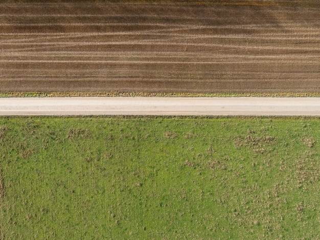 Prise de vue en grand angle d'un champ partiellement asséché en raison des changements de temps