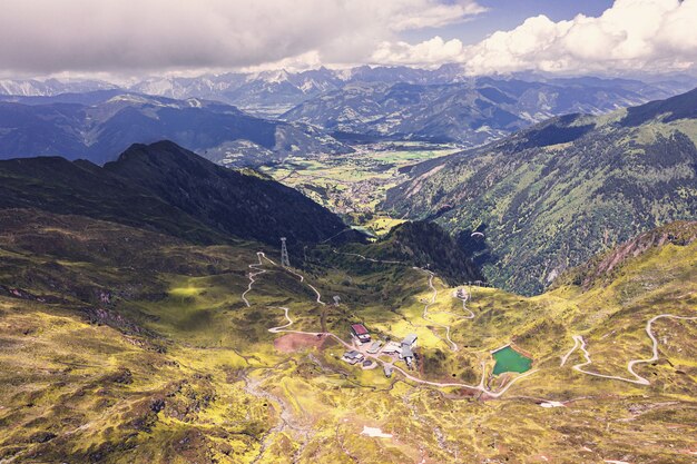 Prise de vue en grand angle des collines couvertes d'herbe capturées par une journée nuageuse