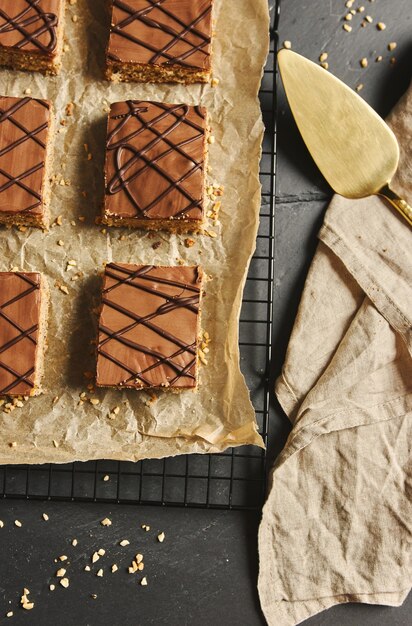 Prise de vue en grand angle de délicieux gâteaux aux noix tranchés avec glaçage au chocolat