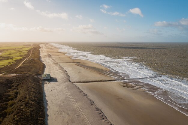 Prise de vue en grand angle du bord de mer à Domburg, Pays-Bas