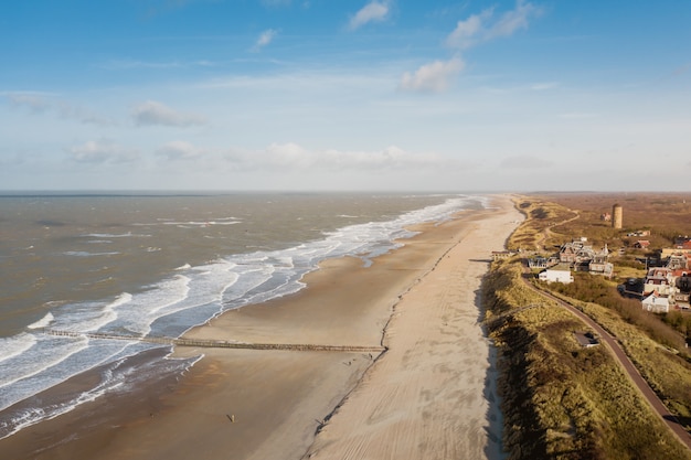 Prise de vue en grand angle du bord de mer à Domburg, Pays-Bas
