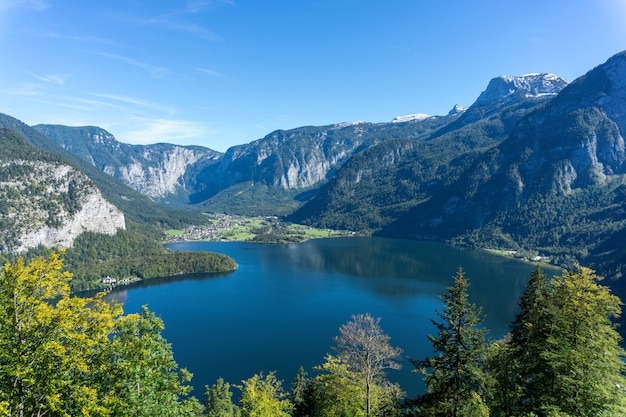 Prise de vue en grand angle du lac de Hallstatt entouré de hautes montagnes rocheuses en Autriche