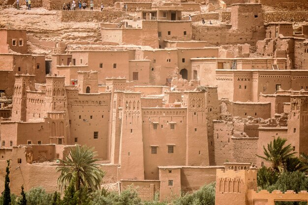 Prise de vue en grand angle du village historique d'Ait Benhaddou au Maroc