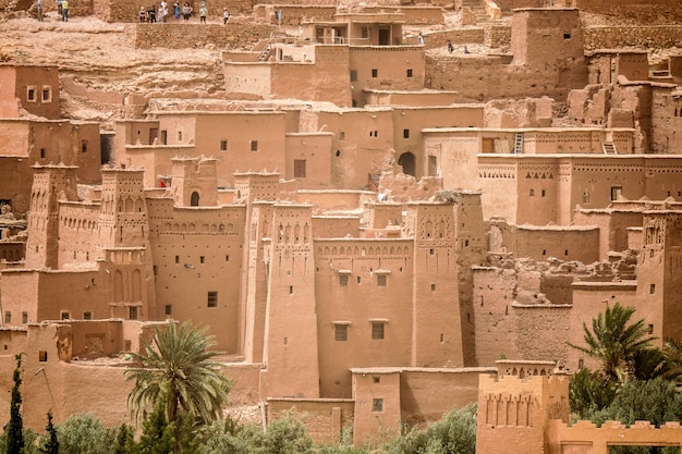 Prise de vue en grand angle du village historique d'Ait Benhaddou au Maroc