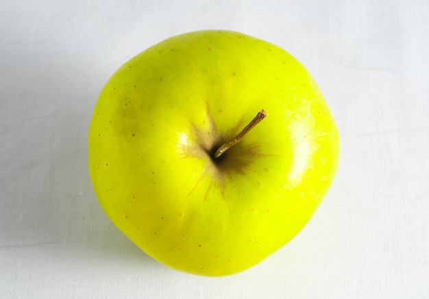 Photo gratuite prise de vue en grand angle d'un fruit de couleur jaune avec une couleur blanche