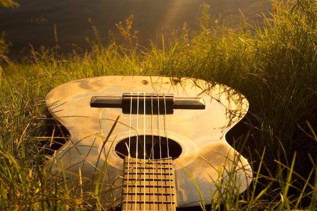 Prise de vue en grand angle d'une guitare sur l'herbe