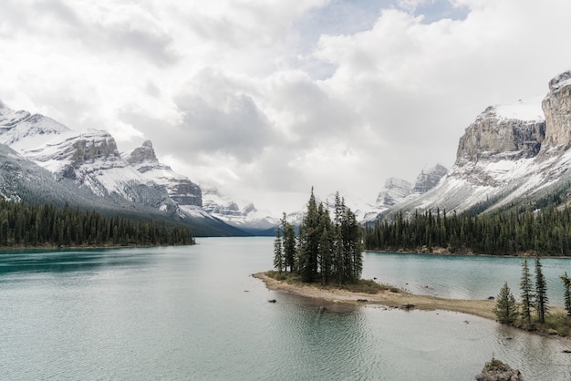 Prise de vue en grand angle d'un lac gelé clair entouré d'un paysage montagneux