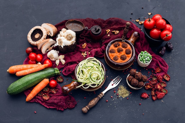 Prise de vue en grand angle de légumes frais posés sur la table