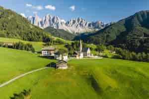 Photo gratuite prise de vue en grand angle de nombreux bâtiments entourés de hautes montagnes rocheuses dans la vallée de funes