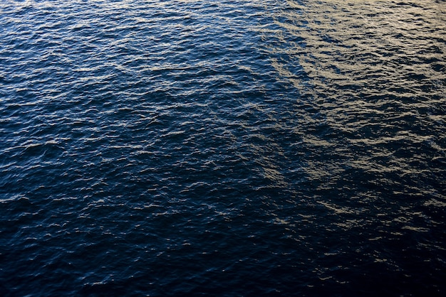 Prise de vue en grand angle d'un océan tranquille avec la lumière du soleil douce