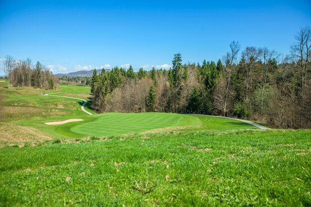 Prise de vue en grand angle d'un parcours de golf à Otocec, Slovénie sur une journée d'été ensoleillée