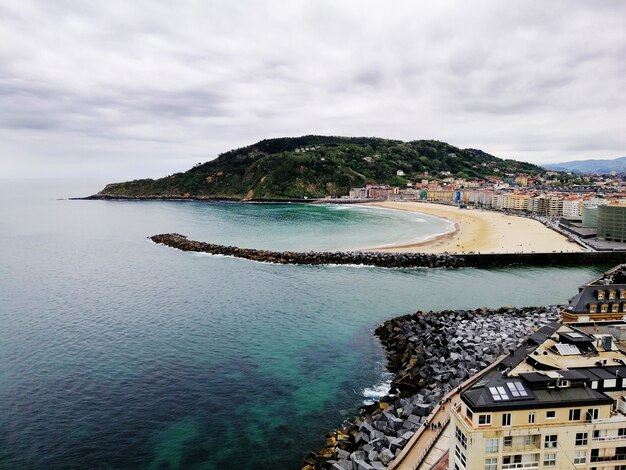 Prise de vue en grand angle d'un paysage de plage fascinant à San Sebastian, Espagne