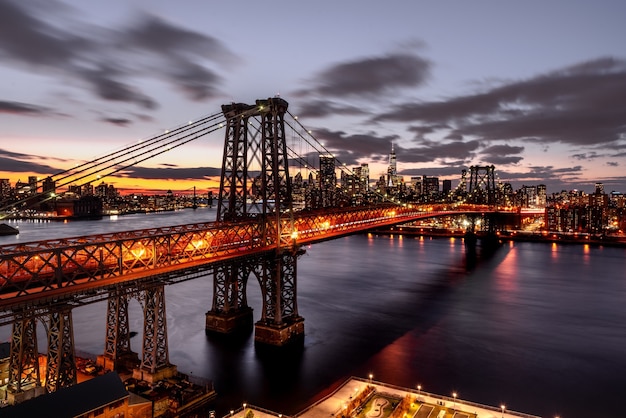 Prise de vue en grand angle d'un pont suspendu lumineux la nuit