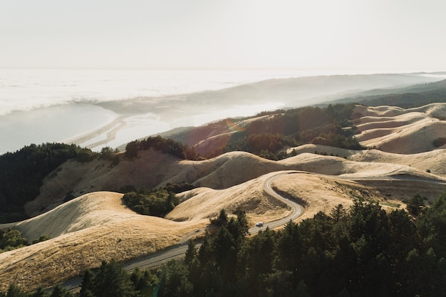 Prise de vue en grand angle d'une route au milieu d'un paysage désert