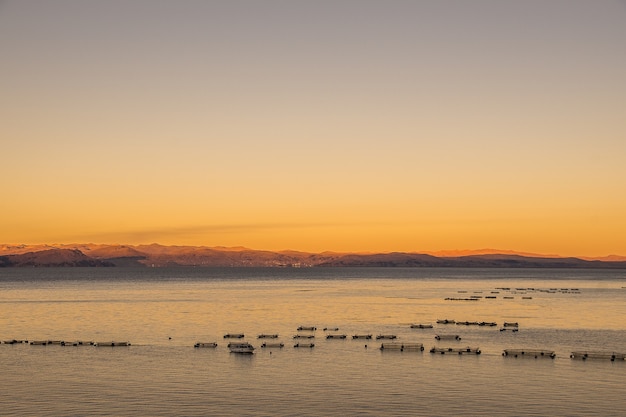 Photo gratuite prise de vue en grand angle de la surface calme de l'océan avec les montagnes