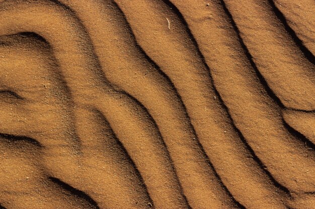 Prise de vue en grand angle de la texture de sable à motifs capturée en Namibie