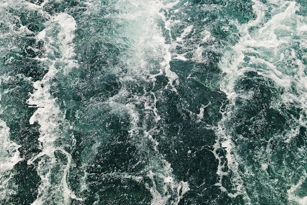 Prise de vue en grand angle des vagues de l'océan se déplaçant vers le rivage