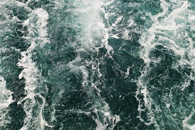 Prise de vue en grand angle des vagues de l'océan se déplaçant vers le rivage