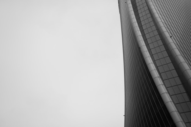 Prise de vue en niveaux de gris d'une belle structure architecturale brutaliste