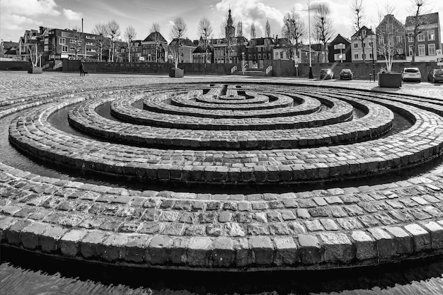 Prise de vue en niveaux de gris d'un monument historique de la rue à Nimègue