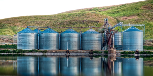 Prise de vue panoramique de bâtiments industriels sur la rive du lac reflétée dans l'eau