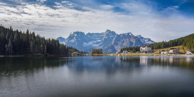 Photo gratuite prise de vue panoramique du lac lago di misurina avec des reflets dans les alpes italiennes