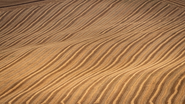 Photo gratuite prise de vue en plongée des collines sèches avec des lignes naturelles