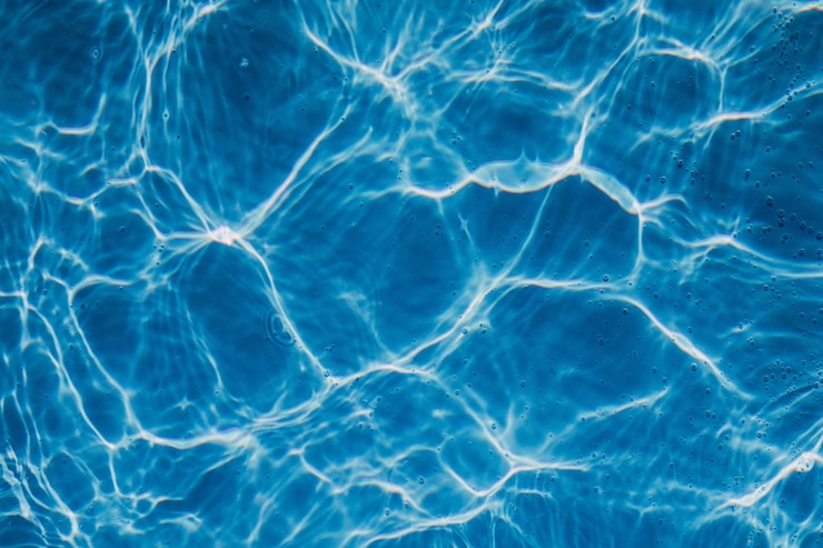 Photo gratuit une prise de vue rapprochée d'un angle élevé de l'eau cristalline d'une piscine