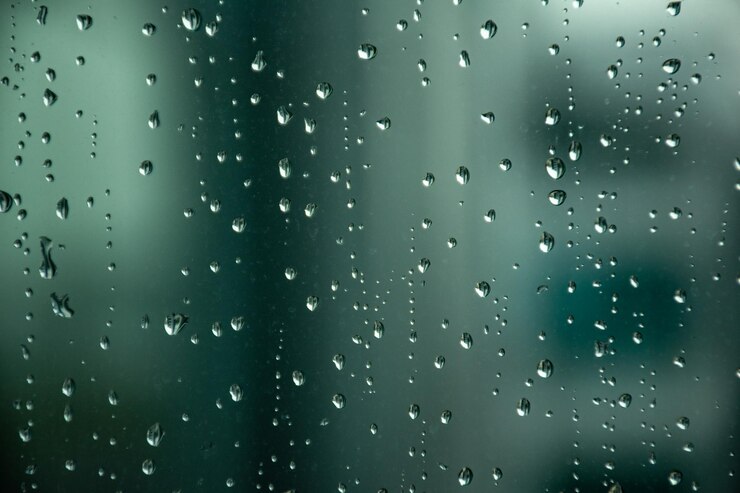 Photo gratuit une prise de vue sélective des gouttelettes d'eau sur une fenêtre après la pluie