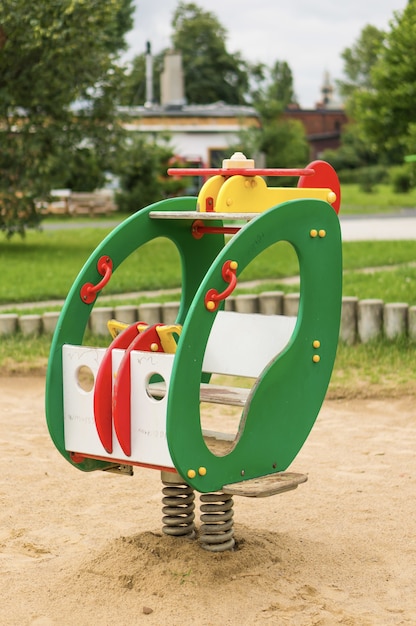 Prise de vue verticale d'une balade pour enfants dans le parc