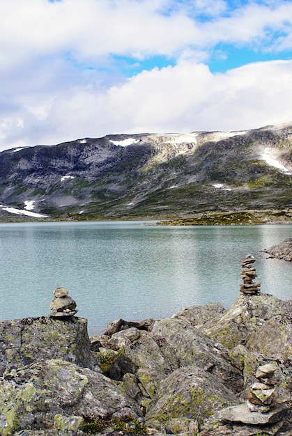 Prise de vue verticale d'un beau lac entouré de hautes montagnes rocheuses en Norvège