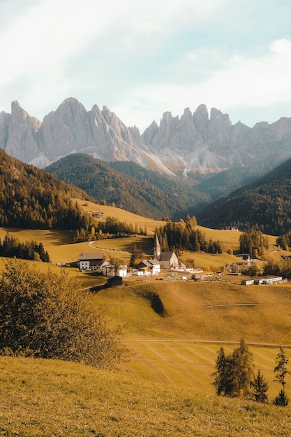 Prise de vue verticale d'un beau village dans une colline entourée de montagnes