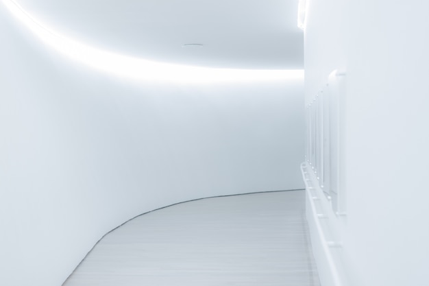 Prise de vue verticale d'un couloir blanc parfaitement éclairé