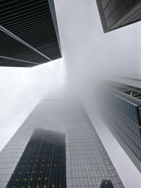 Prise de vue verticale à faible angle d'une tour enveloppée de brouillard