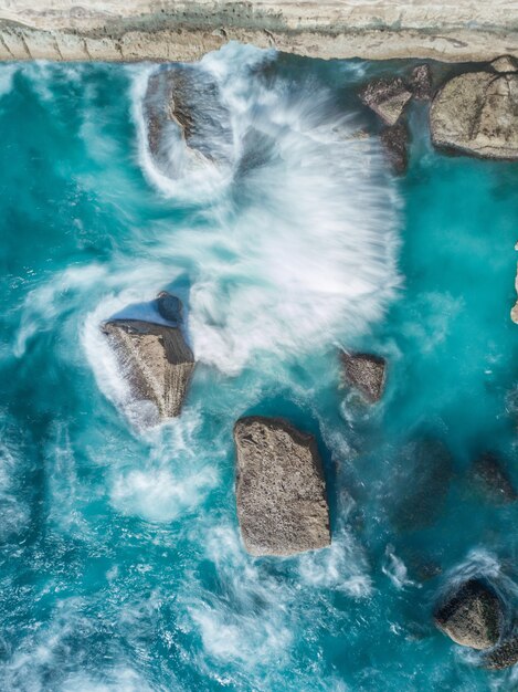 Prise de vue verticale des formations rocheuses sur le corps de la mer bleue