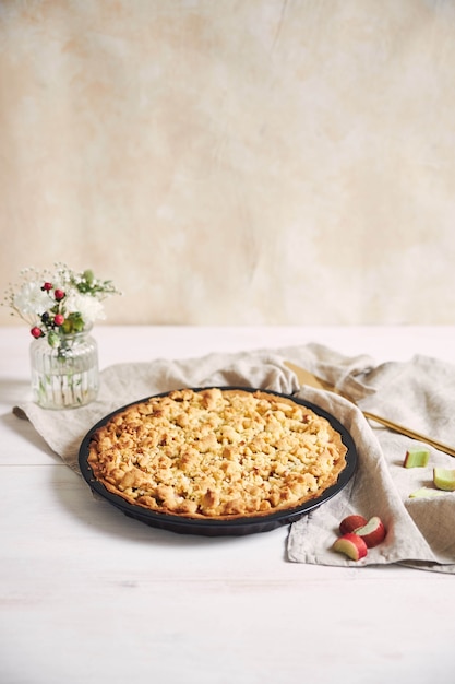 Prise de vue verticale à grand angle d'une assiette de tarte croustillante gâteau Rhabarbar et quelques ingrédients sur une table