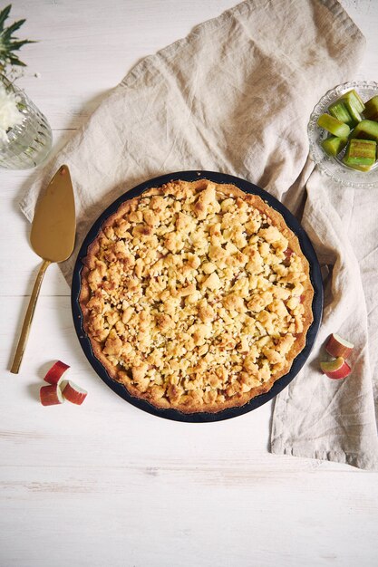 Prise de vue verticale à grand angle d'une assiette de tarte croustillante gâteau Rhabarbar et quelques ingrédients sur une table