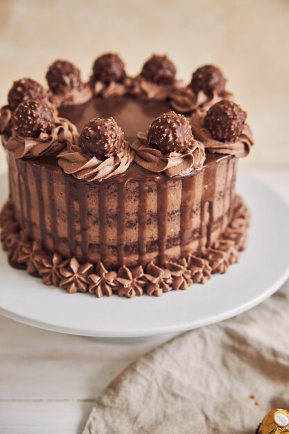 Prise de vue verticale à grand angle d'un gâteau au chocolat frais décoré de délicieux chocolat sur une assiette