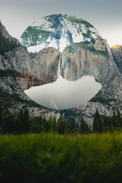 Prise de vue verticale d'une image déformée d'une montagne dans un cadre circulaire