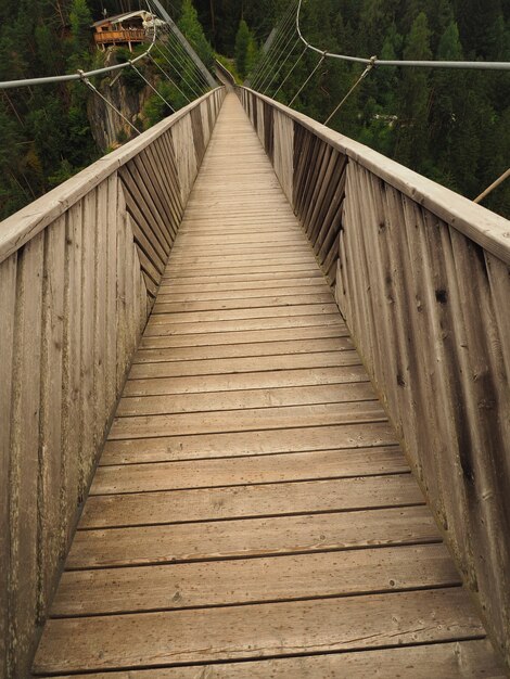 Prise de vue verticale d'une passerelle couverte