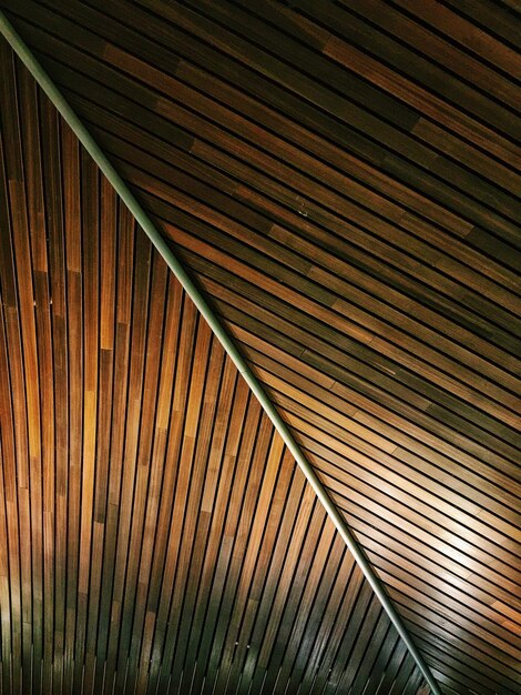 Prise de vue verticale d'une surface en bois avec un bambou - idéal pour le fond ou le papier peint